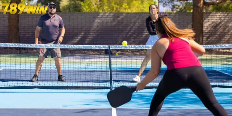 Hướng dẫn luật giao bóng trong Pickleball là môn gì